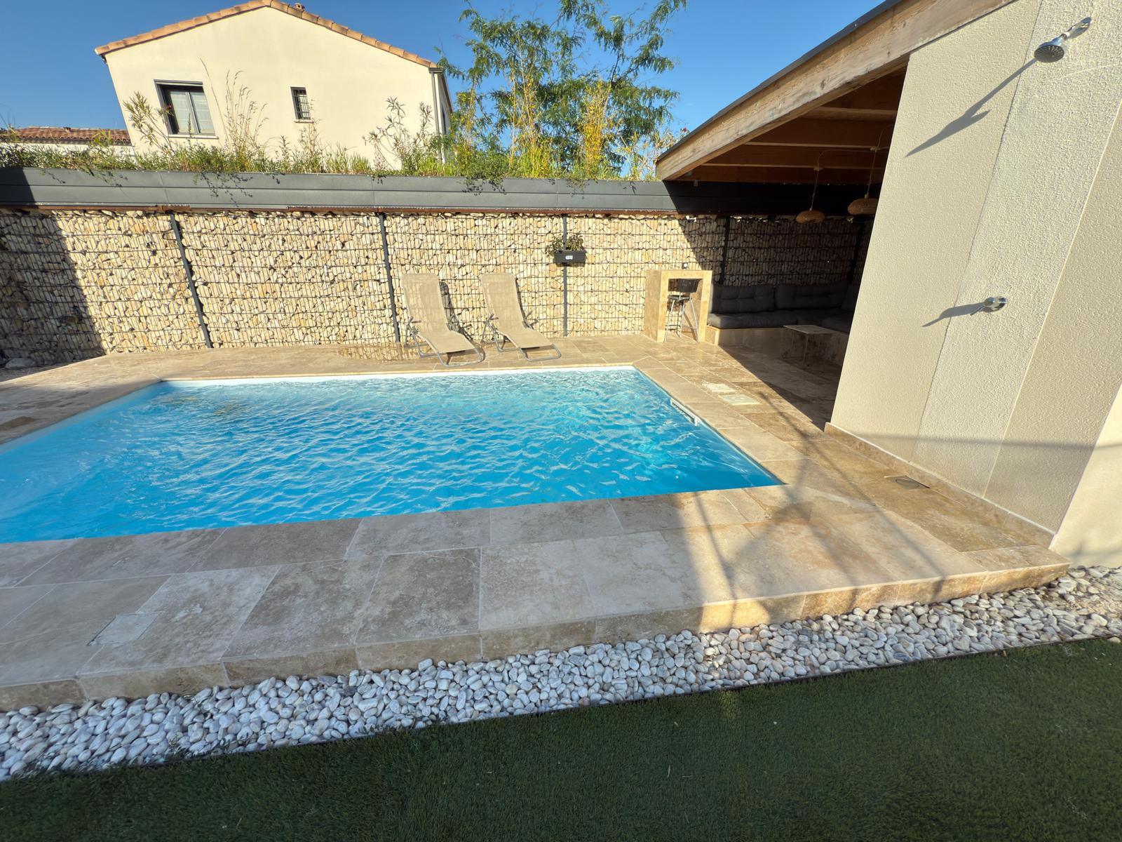 Piscine privée disponible à la location