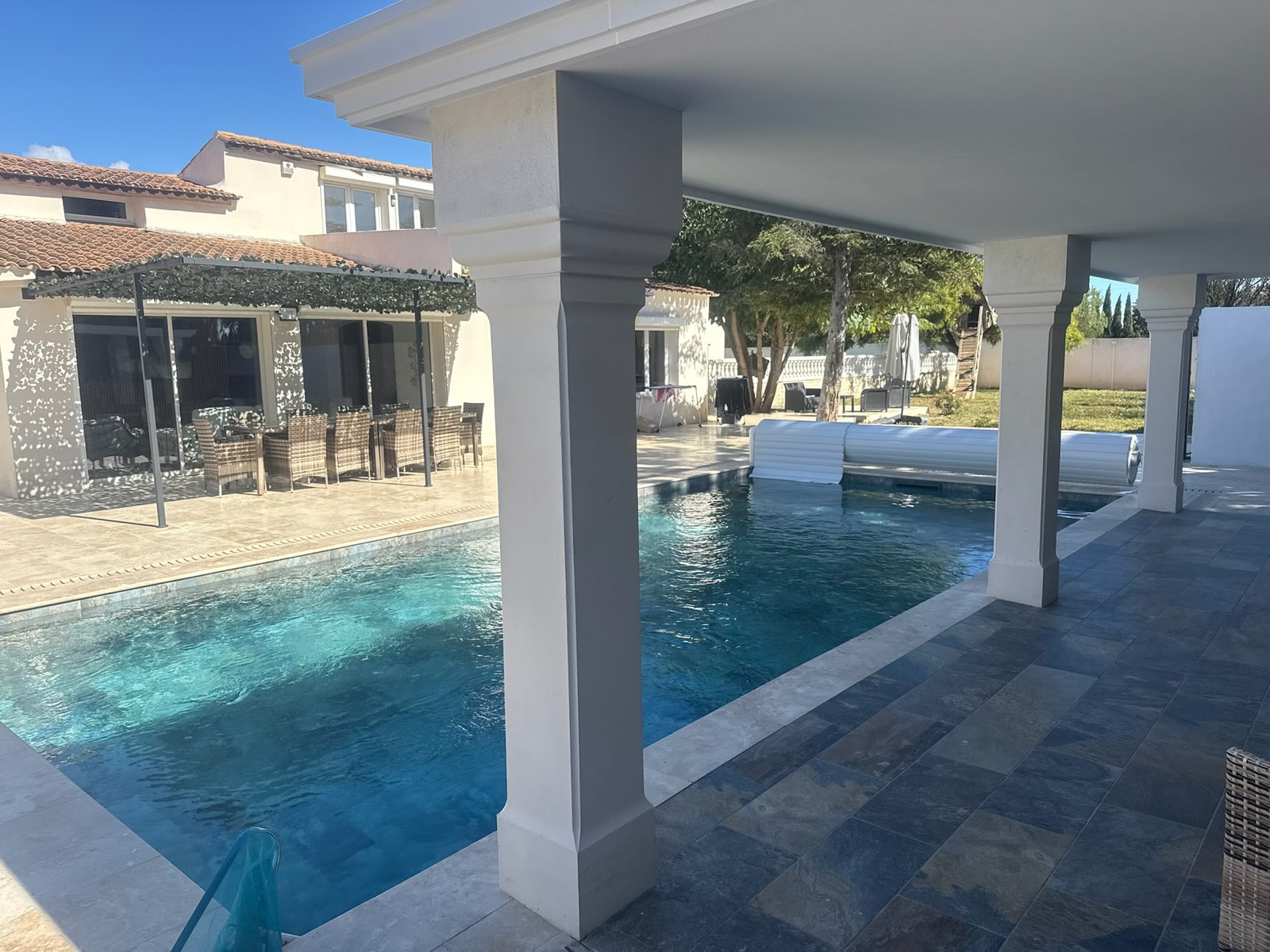 Piscine privée disponible à la location